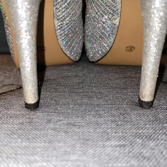 Silver High Heels Iridescent Size 7.5 - Picture 4 of 9